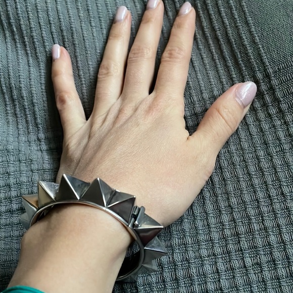Tom Binns pyramid spike cuff in a gunmetal tone authentic bracelet so beautiful - Picture 5 of 8